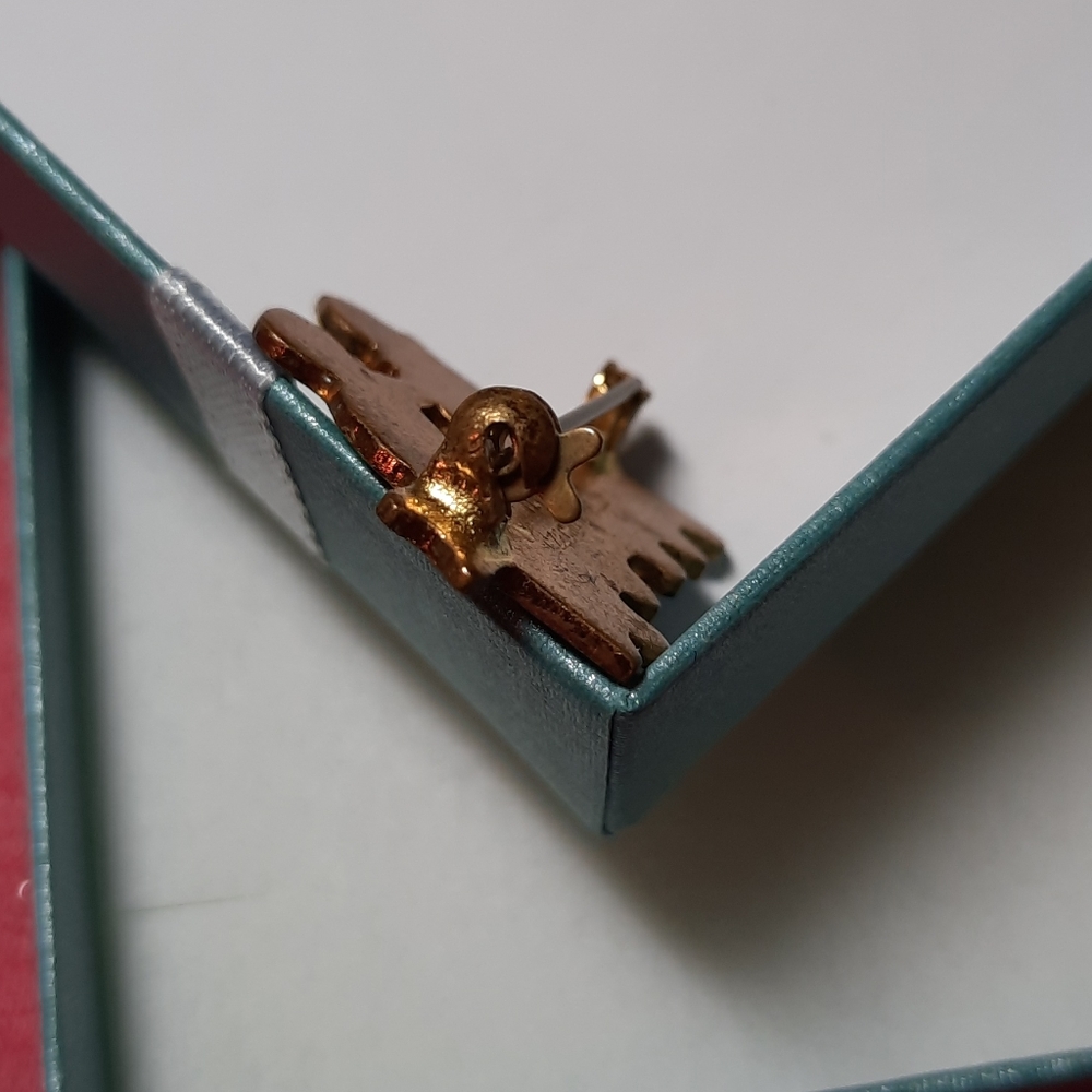Vintage Dutch Couple on a Bench Scatter Pin - Picture 5 of 5